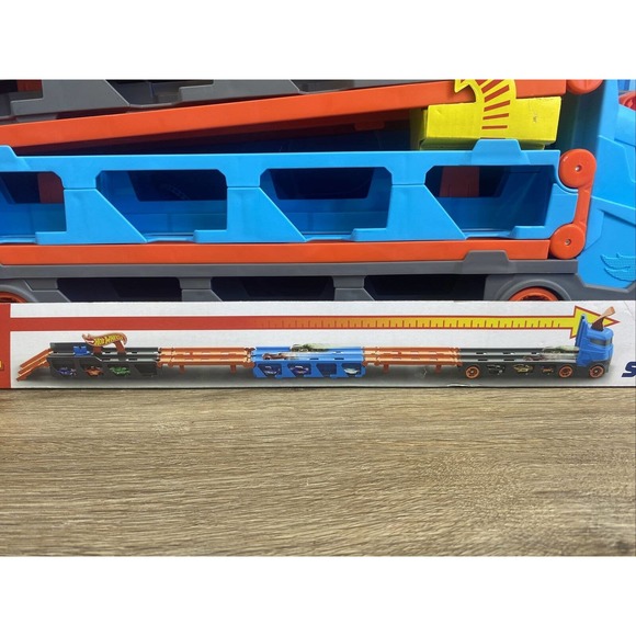 Hot Wheels City Speedway Hauler GVG37 Transforms Into 6 Ft. Long 2 Car Racetrack - Picture 6 of 16